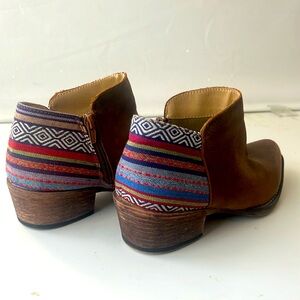 Women’s US 7 Roper brown ankle boots with stitching on the back